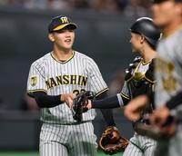 　２回、坂本と話しながら引き揚げる門別（撮影・田中太一）