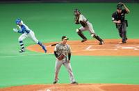 　３回、中島を三ゴロに打ち取る門別（撮影・立川洋一郎）