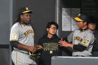 　８回終了後に筒井コーチ（右）と話すミエセス（撮影・堀内翔）