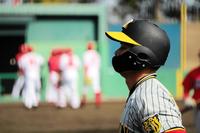 　５回、三ゴロに倒れ悔しそうにベンチへ帰る野口