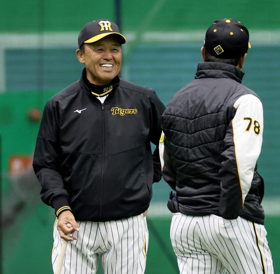 　平田ヘッドコーチ（右）と談笑する岡田監督（撮影・田中太一）