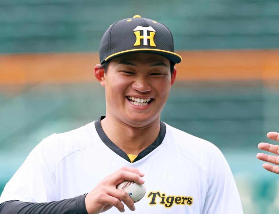 　ノックを終えて笑顔を見せる森下（撮影・立川洋一郎）