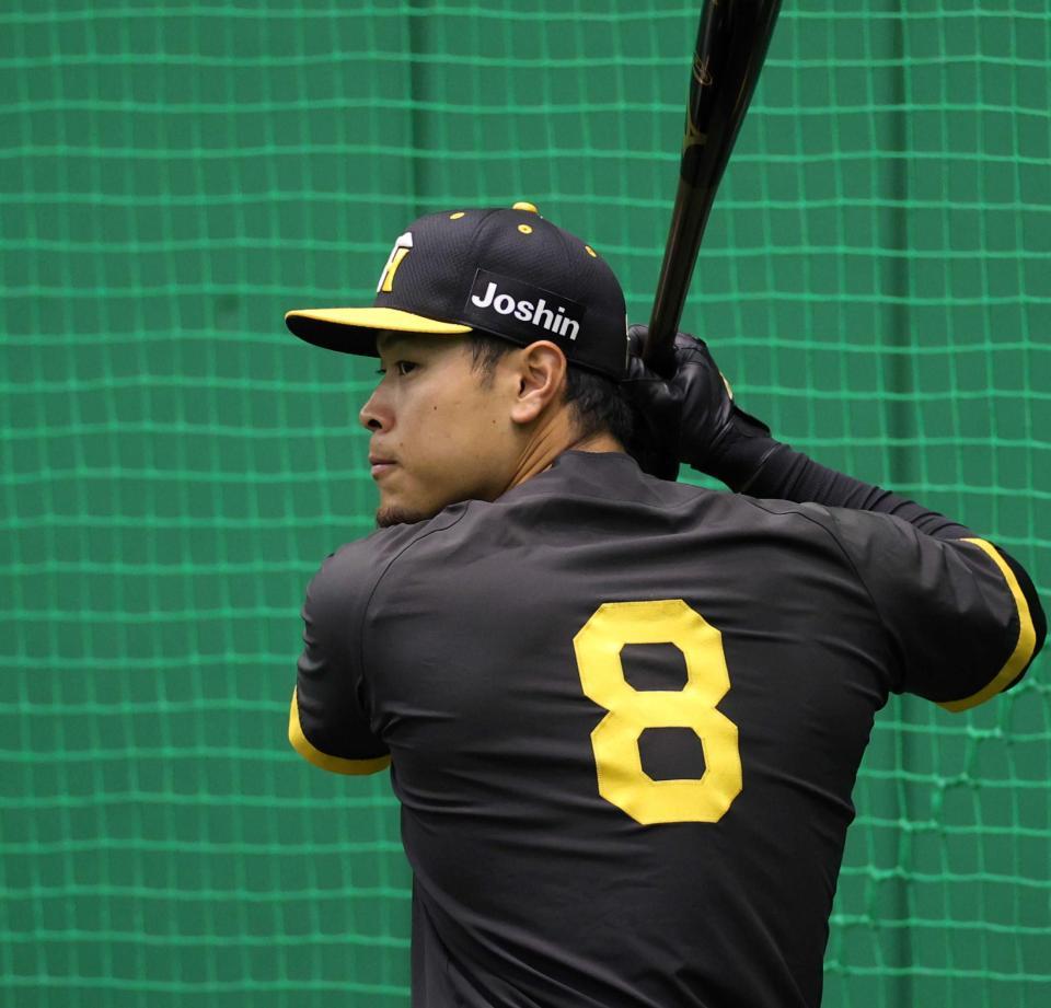 　右で素振りをする佐藤輝