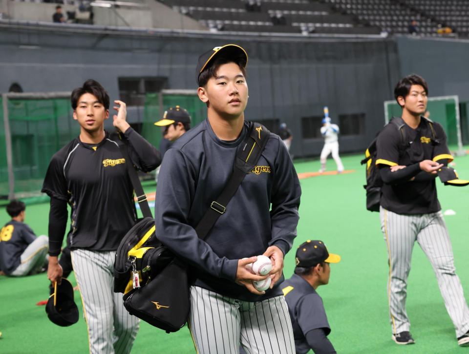 　球場入りする門別（手前）と茨木（撮影・田中太一）