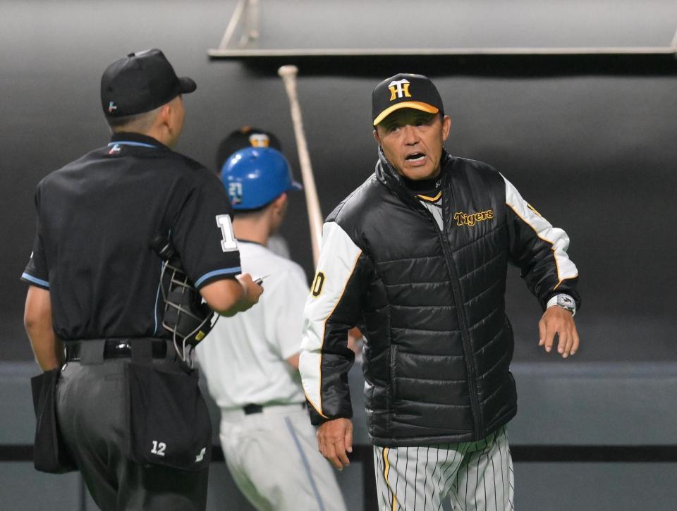 　５回、投手交代を告げる岡田監督（撮影・堀内翔）