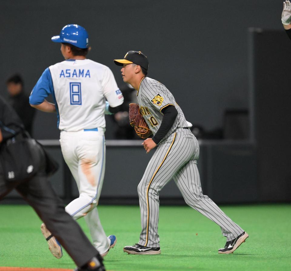 　２回、適時打を打たれた門別。左は生還する浅間（撮影・堀内翔）