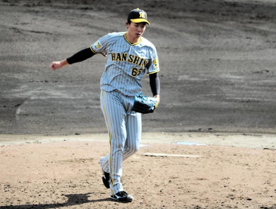 　最後の打者を空振り三振に抑えた湯浅