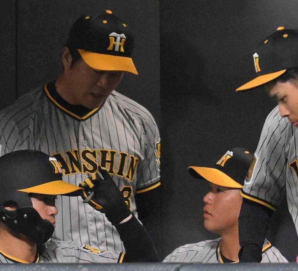 　４回を投げ終えて安藤コーチ（左）と話す門別（撮影・堀内翔）