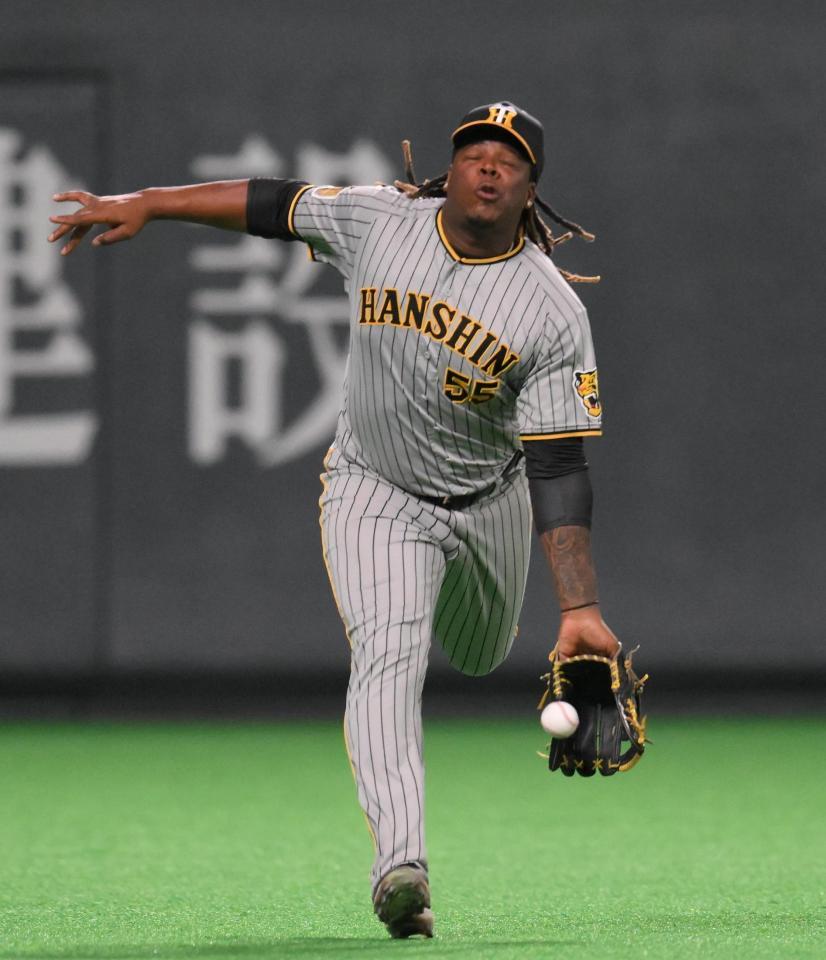 　８回、浅間の打球の処理をミスする左翼手のミエセス（撮影・堀内翔）