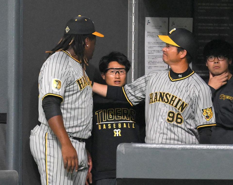 　８回終了後に筒井コーチ（右）と話すミエセス（撮影・堀内翔）