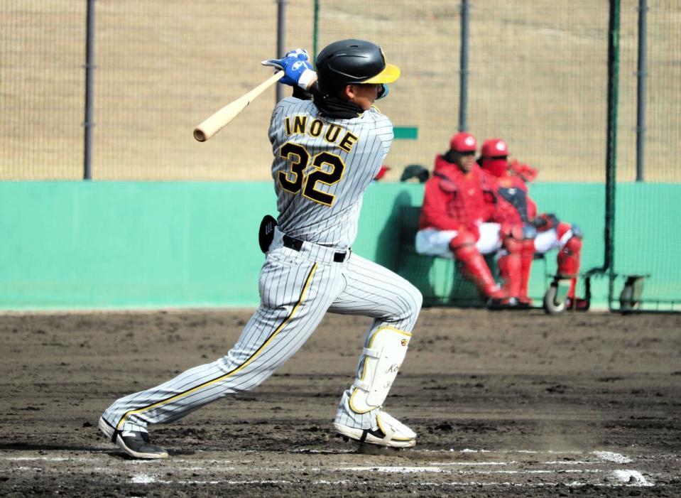 　８回、この日２本目の安打を放った井上