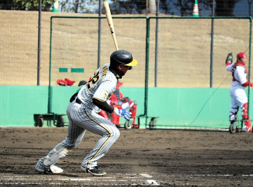 　８回、この日２本目の安打を放った井上