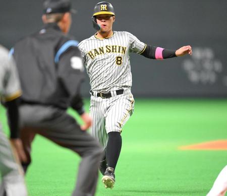 　６回、森下の一邪飛の間に三塁を奪う佐藤輝（撮影・堀内翔）