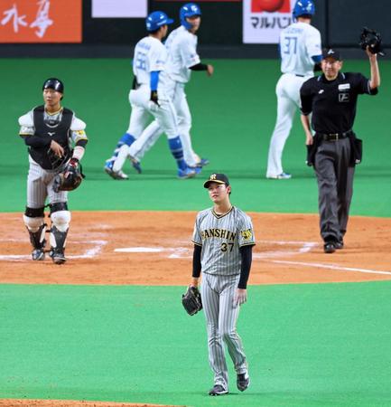 　７回、郡司に２点適時打を打たれてこの回５失点。肩を落とす及川（３７）＝撮影・立川洋一郎