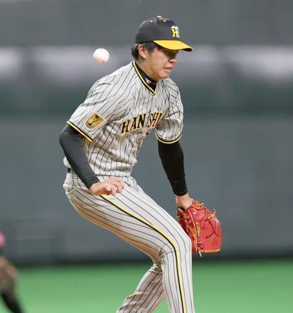　３回、足に打球を当てる才木（撮影・田中太一）