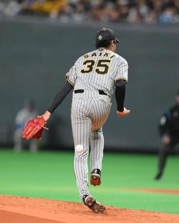 　３回、伏見の打球が直撃する才木（撮影・堀内翔）