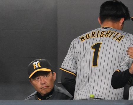 　５回、ベンチを後にする森下（右）を見つめる岡田監督（撮影・堀内翔）