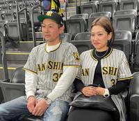 　応援に駆けつけた父・竜也さんと母・実保さん（右）