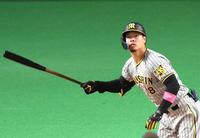　６回、二塁打を放つ佐藤輝（撮影・立川洋一郎）