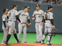 　７回途中、マウンドに集まる茨木（右から２人目）ら阪神ナイン（撮影・堀内翔）