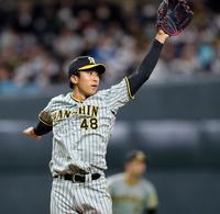 　６回、野村の打球に飛びつく茨木