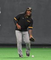 　試合前の練習中に守備練習をするミエセス（撮影・堀内翔）