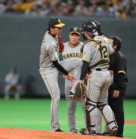 　３回、打球が直撃した左足を触る才木（撮影・堀内翔）