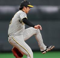 　３回、打球が足に当たり体勢を崩す才木（撮影・田中太一）