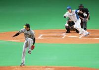 　３回、伏見の打球が足に直撃する才木（撮影・立川洋一郎）