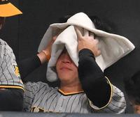 　７回を投げ終えてベンチで汗を拭う及川（撮影・堀内翔）