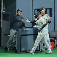 　６回、ミエセスの中犠飛で生還した大山とタッチを交わす岡田監督（撮影・立川洋一郎）