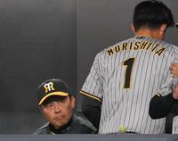 　５回、ベンチを後にする森下（右）を見つめる岡田監督（撮影・堀内翔）