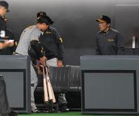 　５回、ベンチを後にする時に岡田監督（右）に頭を下げる森下（撮影・堀内翔）