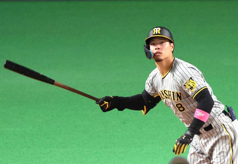 　６回、二塁打を放つ佐藤輝（撮影・立川洋一郎）