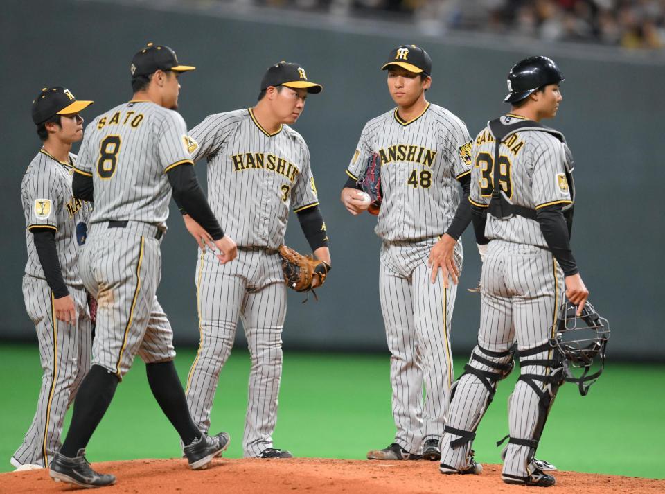 　７回途中、マウンドに集まる茨木（右から２人目）ら阪神ナイン（撮影・堀内翔）