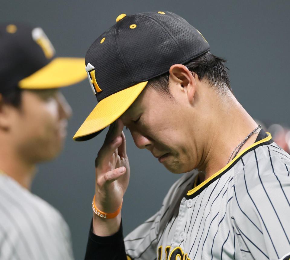 　７回、逆転を許した及川は元気なくベンチへ戻る（撮影・田中太一）