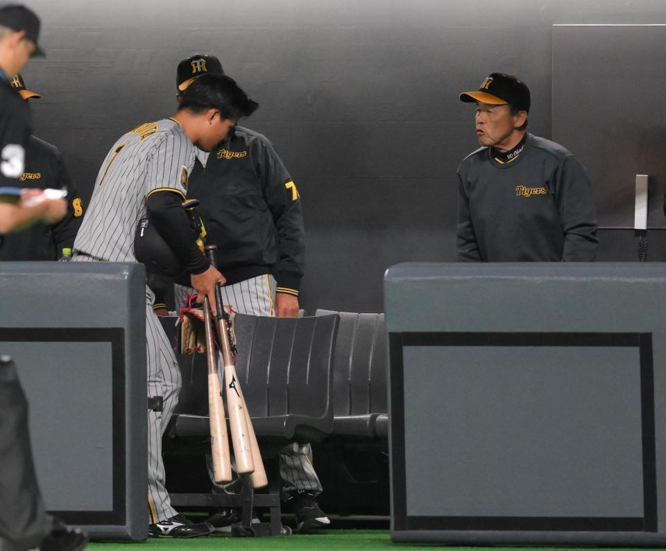 　５回、ベンチを後にする時に岡田監督（右）に頭を下げる森下（撮影・堀内翔）