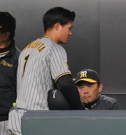 　５回終了後にベンチを後にする森下（左）。右は岡田監督（撮影・堀内翔）
