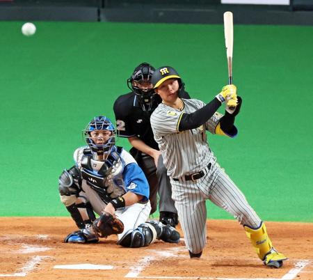 　５回、中前打を放つ森下（撮影・立川洋一郎）