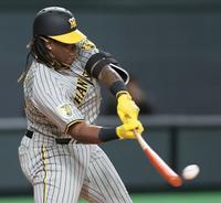 　４回、適時打を放つミエセス（撮影・田中太一）