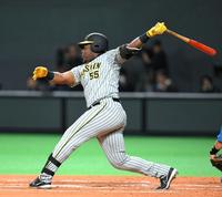 　４回、ミエセスが適時二塁打を放つ（撮影・堀内翔）