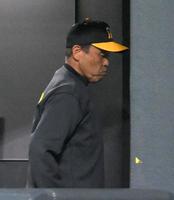 　試合後、ベンチを後にする岡田監督（撮影・堀内翔）
