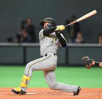 　５回、森下が中前打を放つ（撮影・堀内翔）