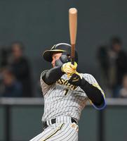 　５回、森下が中前打を放つ（撮影・堀内翔）