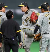 　３回、打球を足に当てる才木（撮影・田中太一）