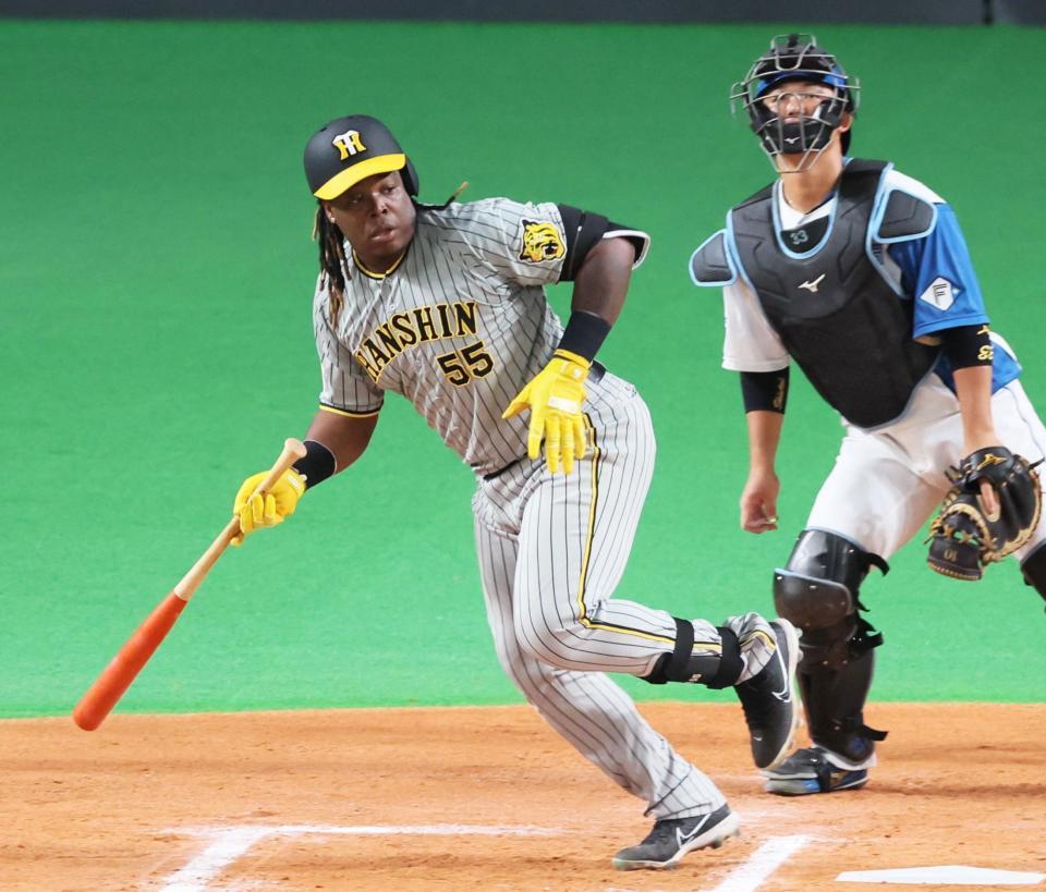 　６回、中犠飛を放ち一塁へ駆け出すミエセス（撮影・立川洋一郎）