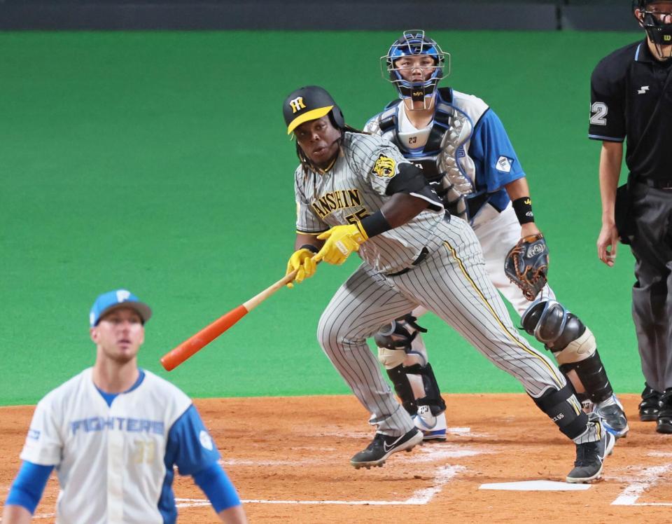 　４回、左中間へ適時二塁打を放つミエセス（撮影・立川洋一郎）