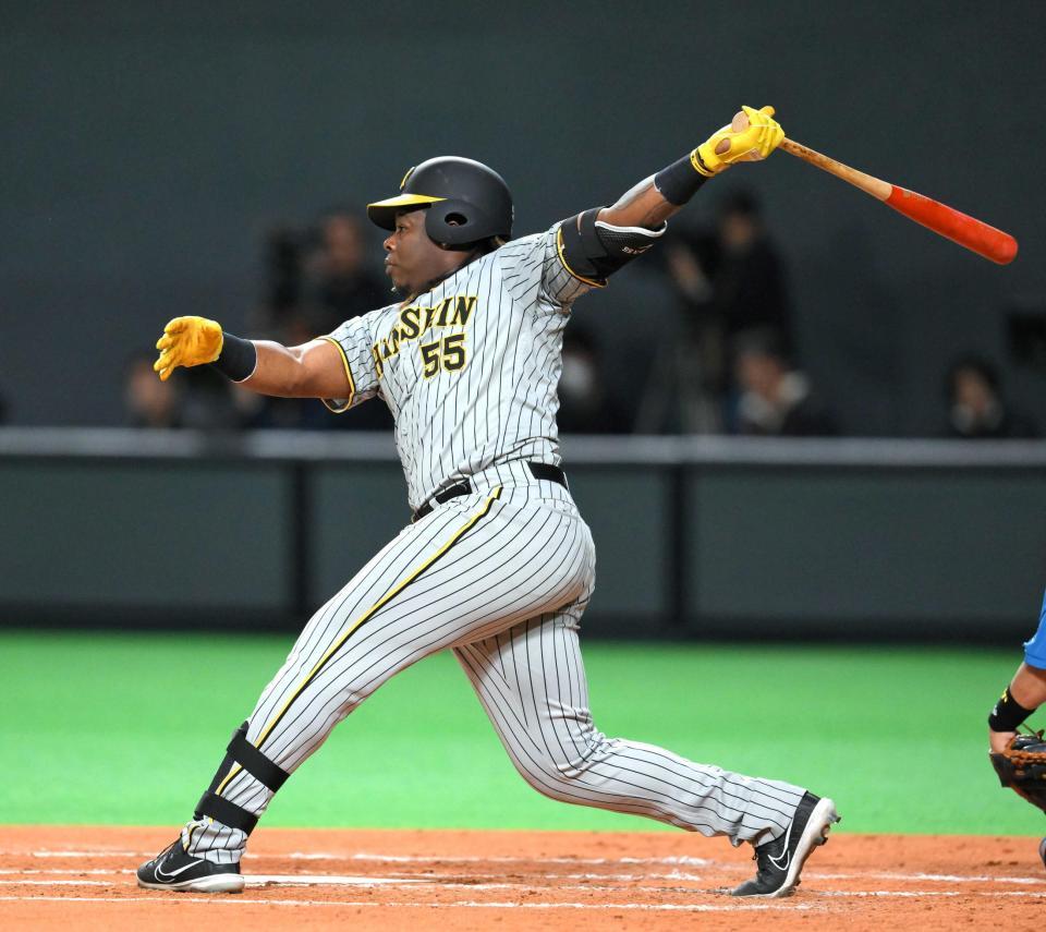 　４回、ミエセスが適時二塁打を放つ（撮影・堀内翔）