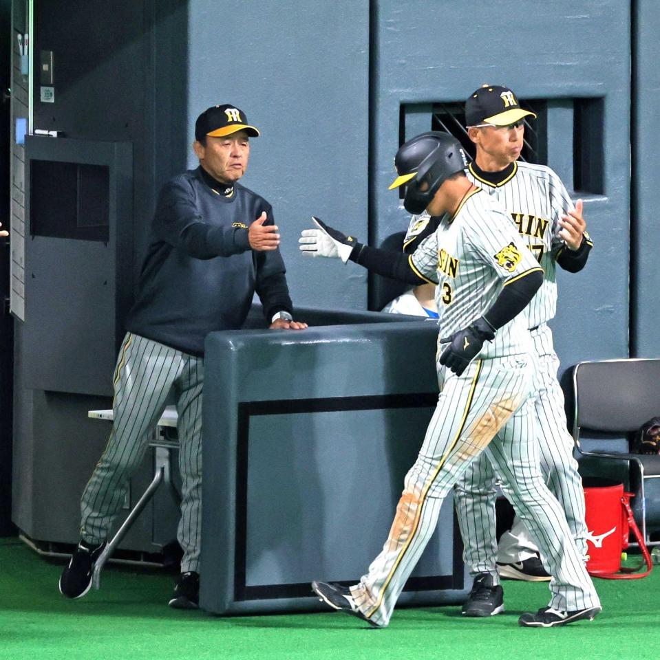 　６回、ミエセスの中犠飛で生還した大山とタッチを交わす岡田監督（撮影・立川洋一郎）