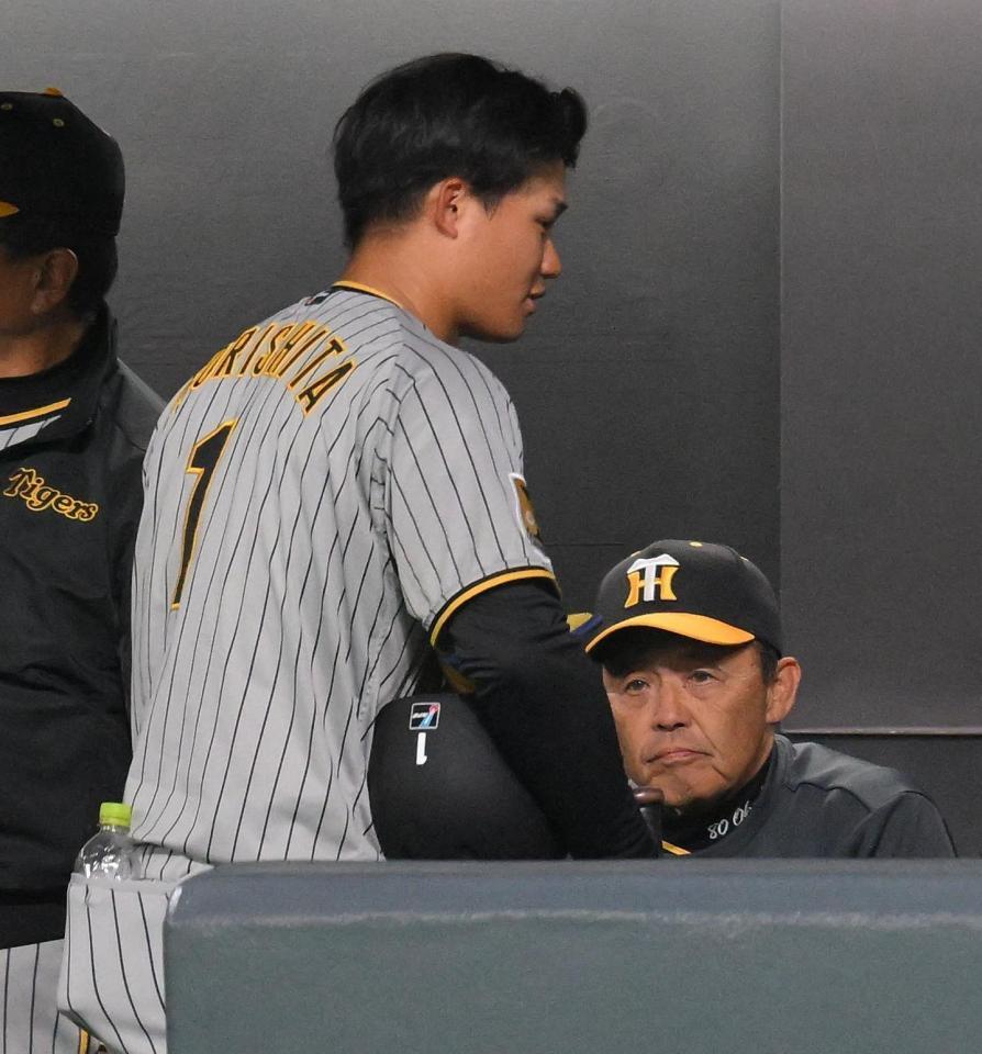 　５回終了後にベンチを後にする森下（左）。右は岡田監督（撮影・堀内翔）